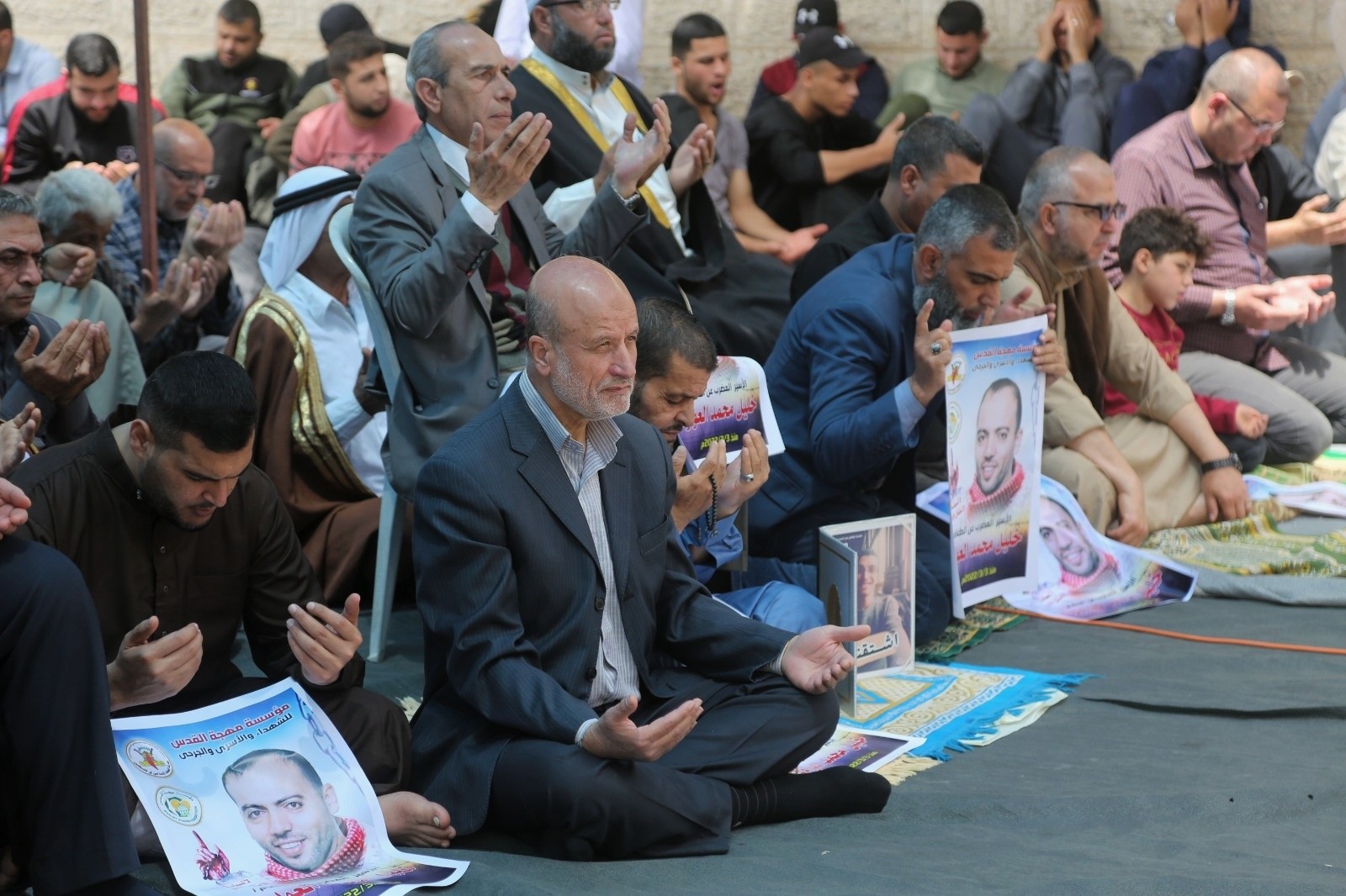 صلاة الجمعة في الصليب الأحمر 1.jpg