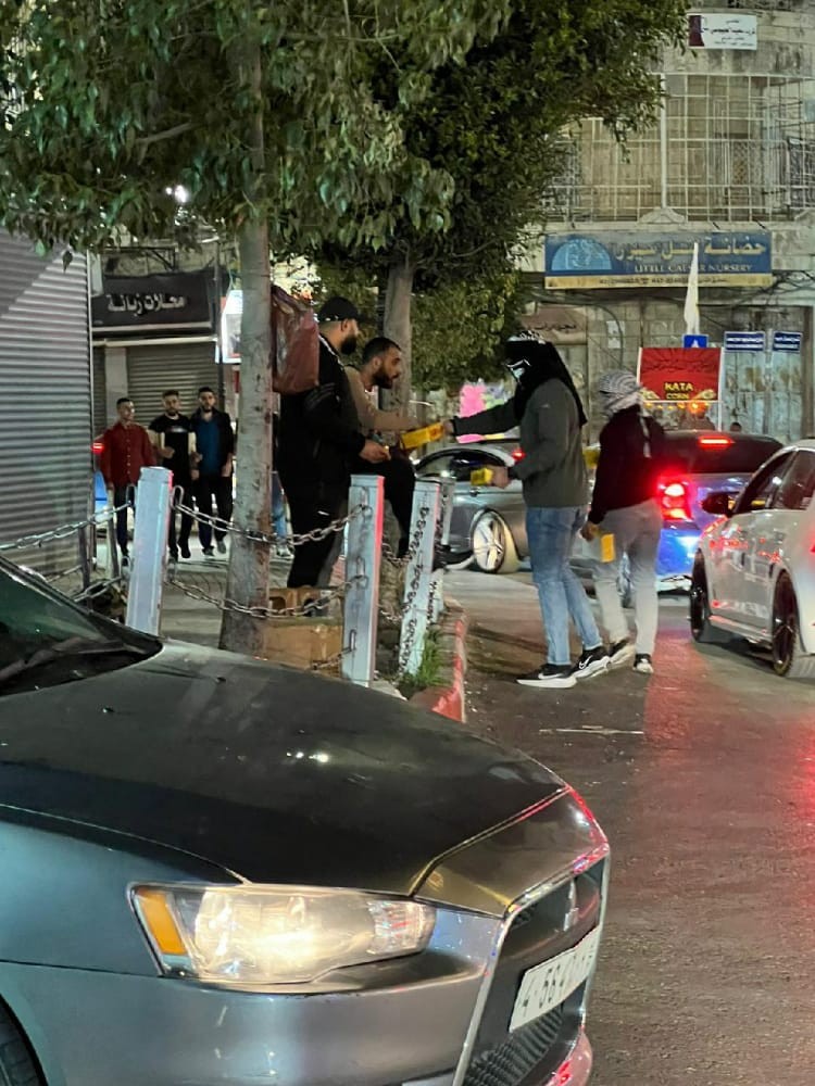 توزيع حلويات.jpg