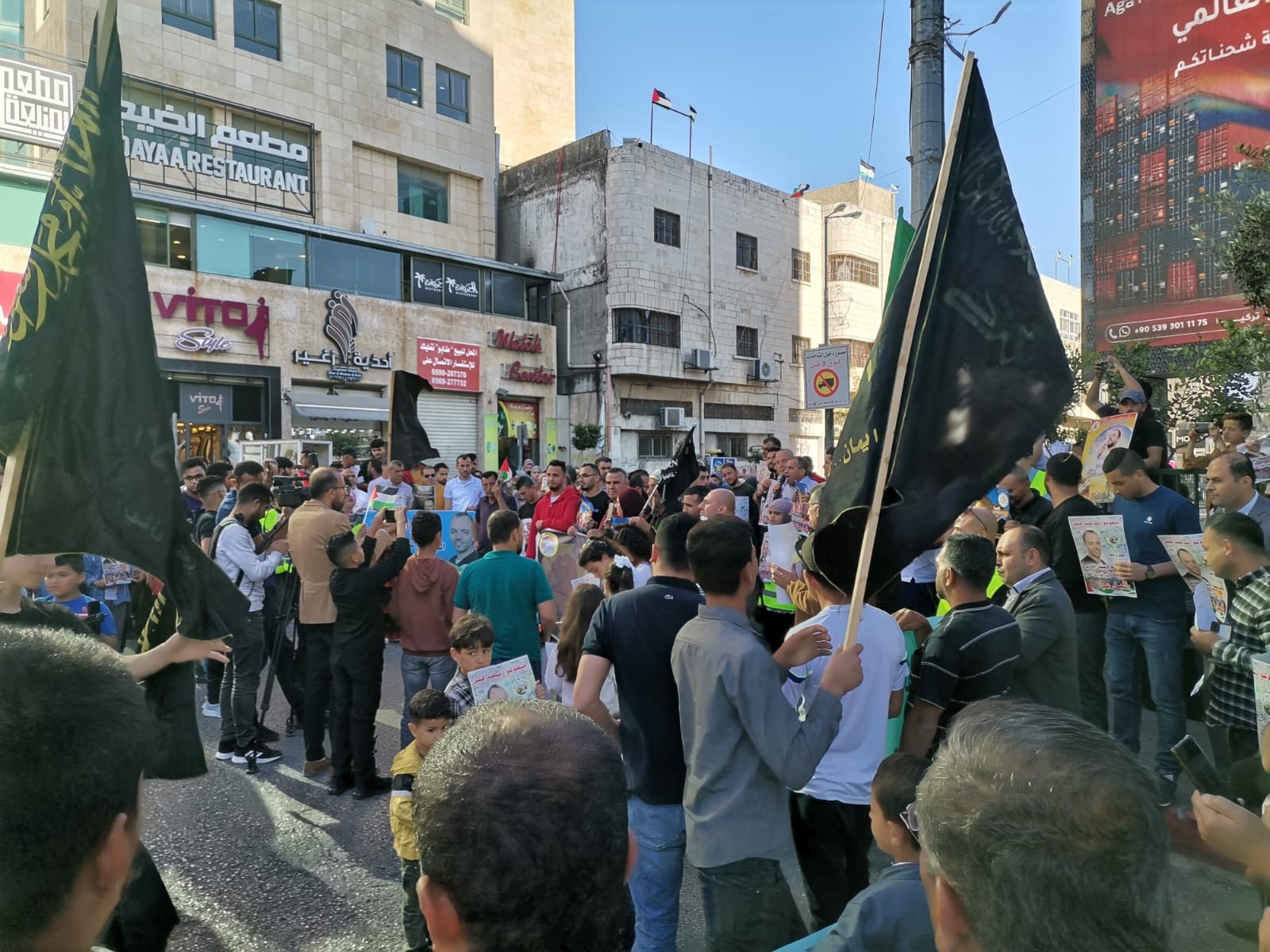 وقفة تضامنية مع الأسير خليل عواودة في الخليل 1.jpg