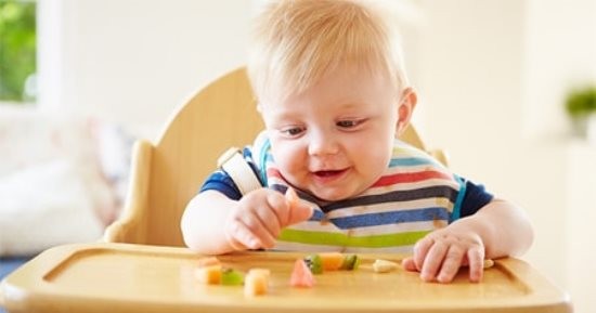 طفل  يأكل.jpg