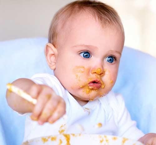 طفل يأكل.jpg
