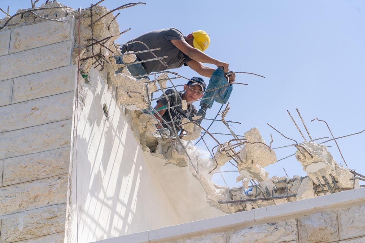 مقدسي يهدم منزله في القدس.jfif