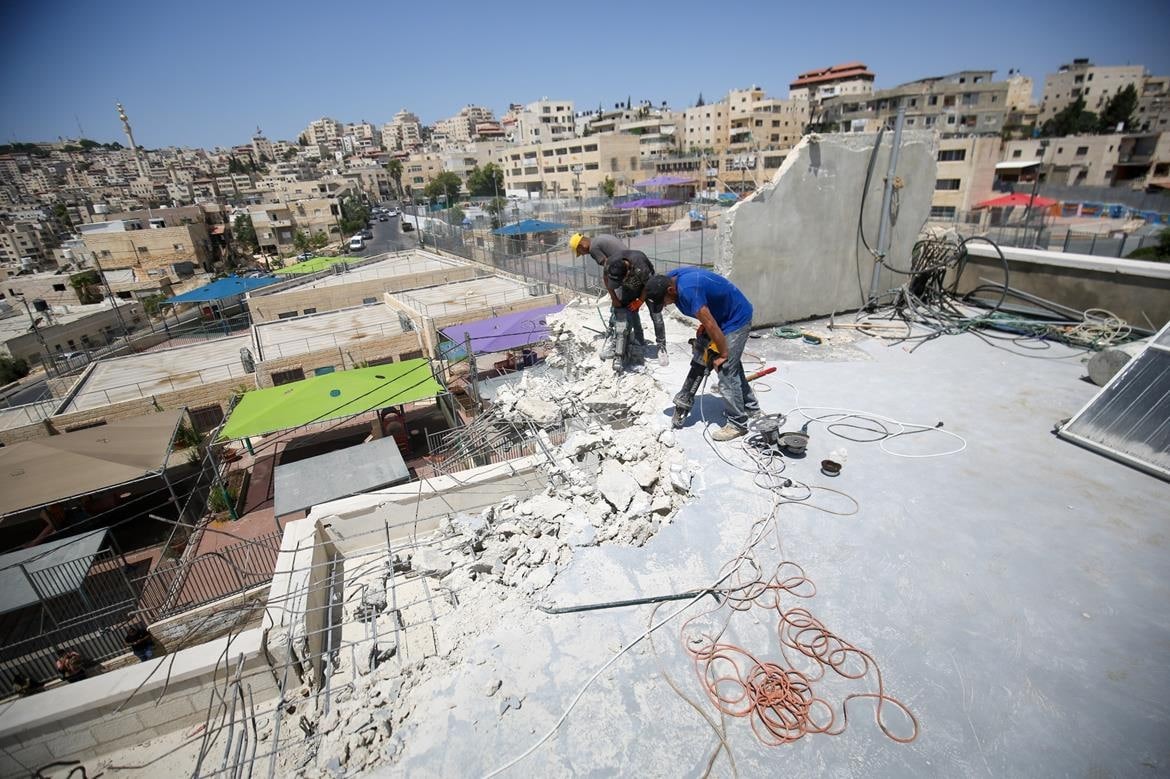 الاحتلال يجبر مواطن على هدم منزله.jfif