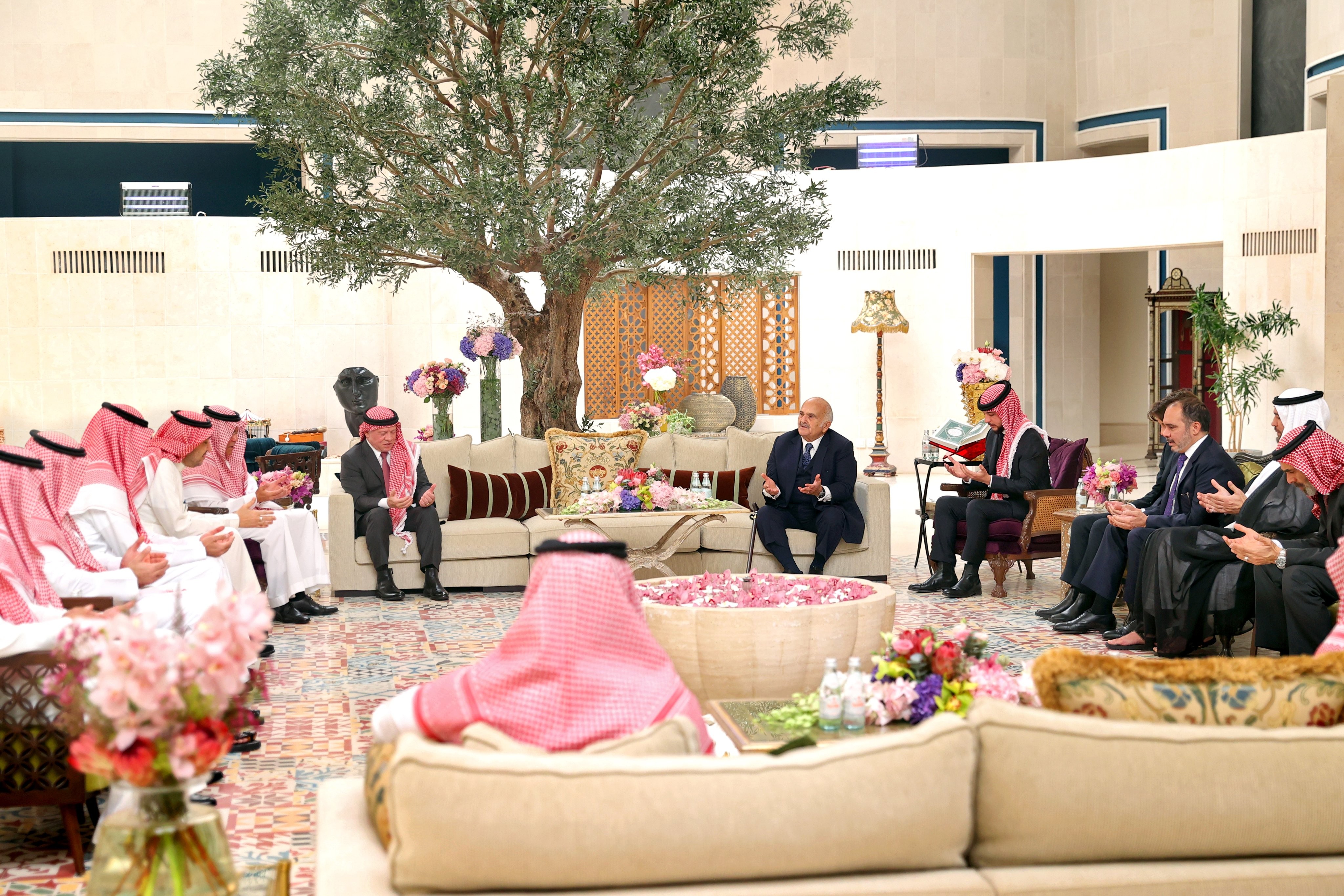 الان عقد قران ولي العهد الأردني الحسين بن عبدالله الثاني على فتاة سعودية 2022.jfif