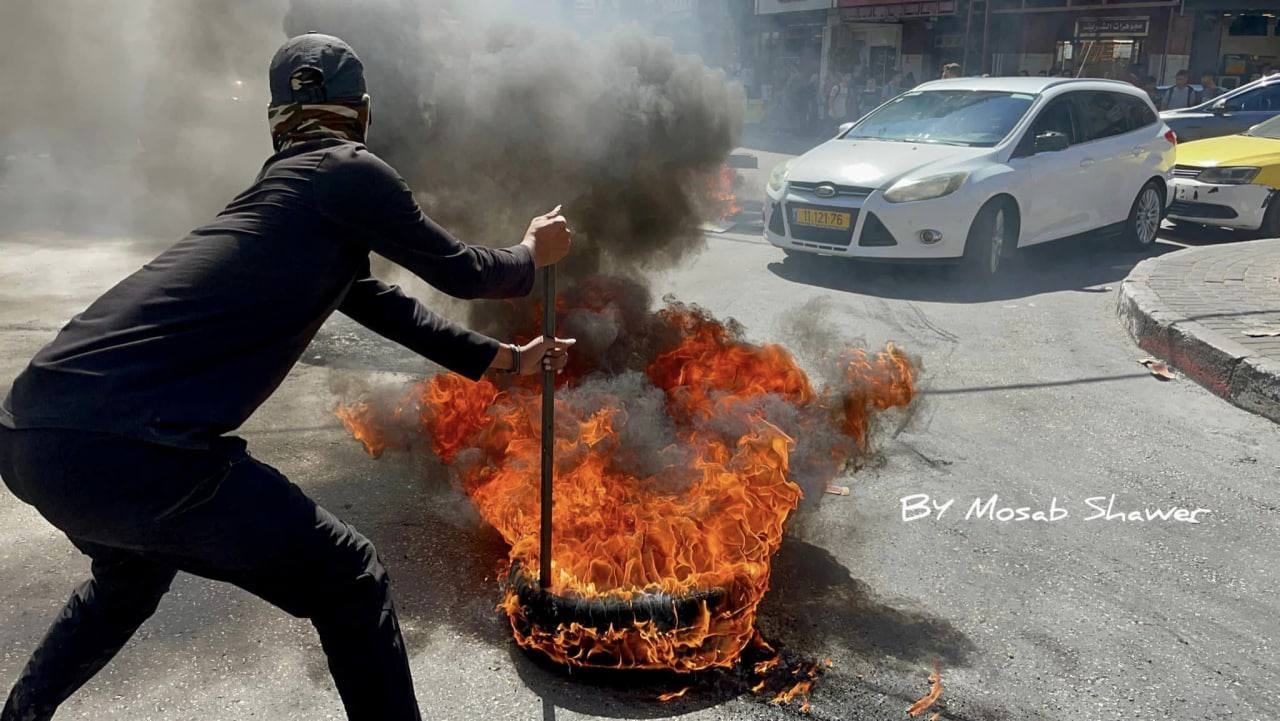 مواجهات في الخليل اشعال اطارات مطاطية 1.jfif