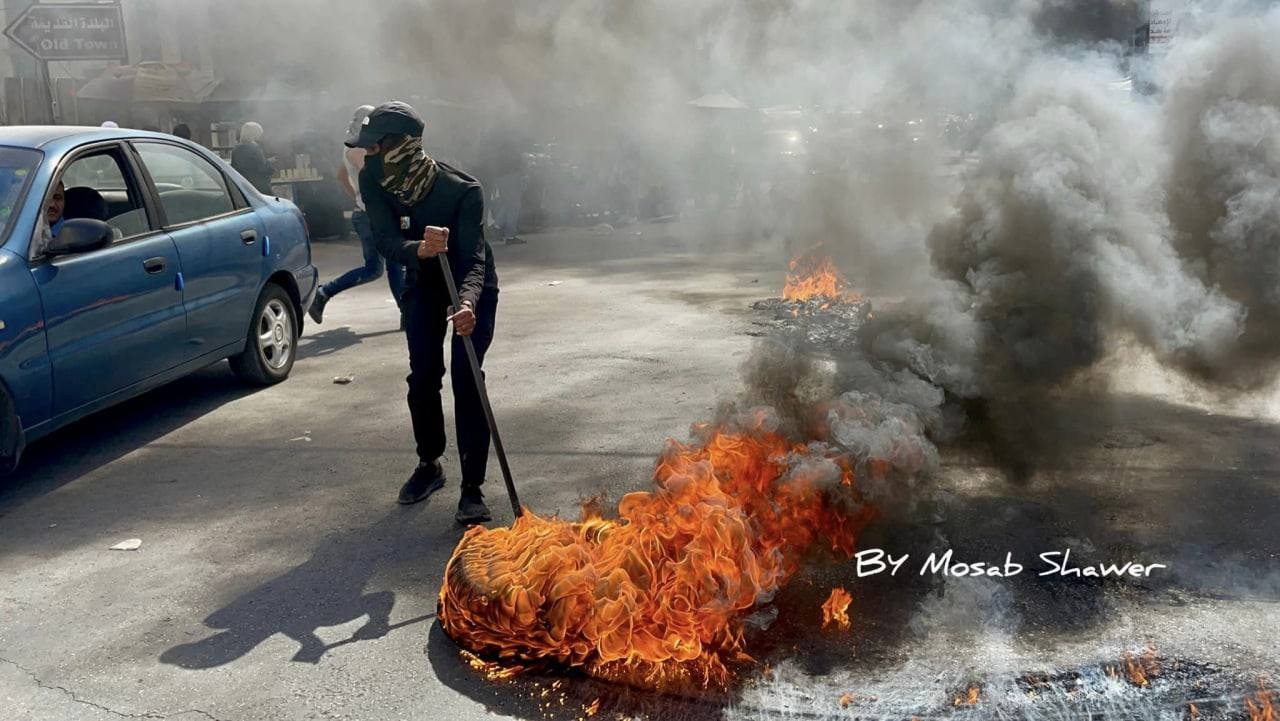 مواجهات في الخليل اشعال اطارات مطاطية 2.jfif