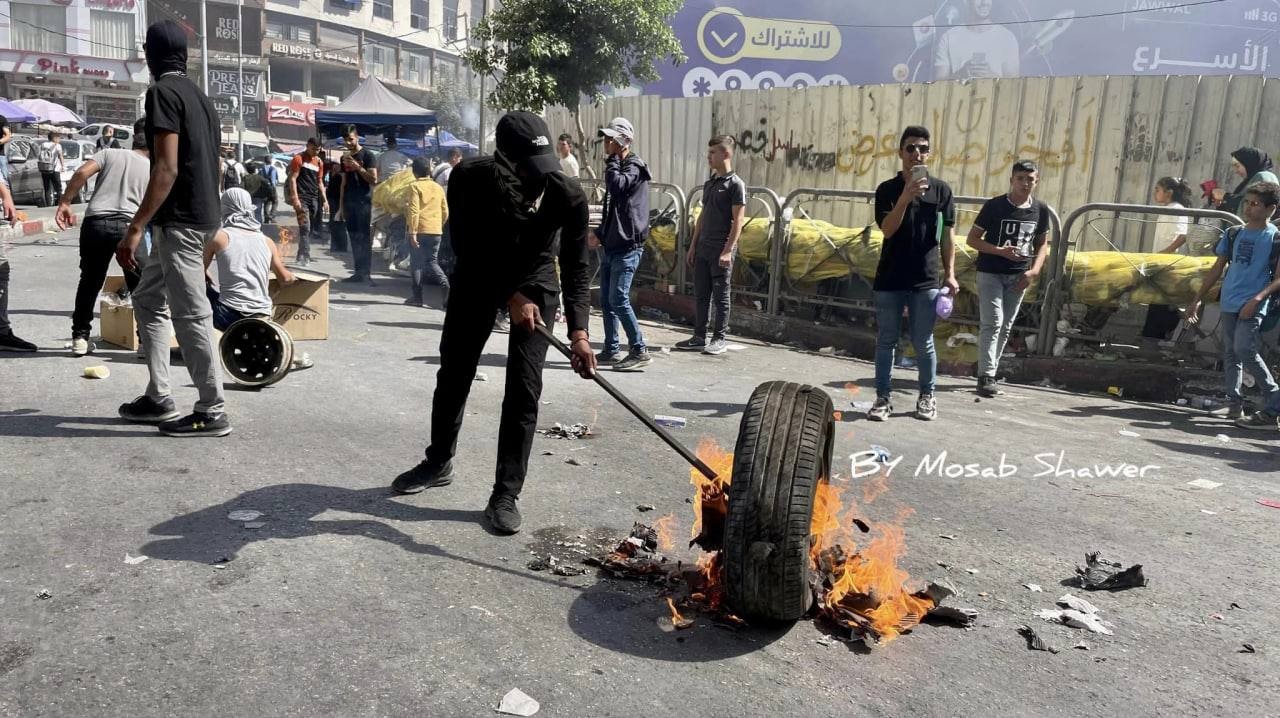 مواجهات في الخليل اشعال اطارات مطاطية.jfif