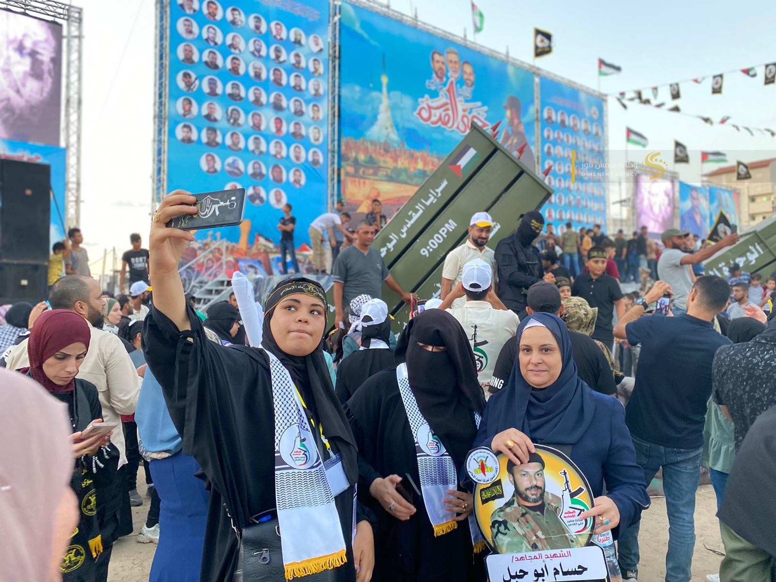 جماهير المقاومة تلتقط صور تذكارية مع راجمات سرايا القدس خلال مهرجان اتطلاقة حركة الجهاد الإسلامي  3.jfif