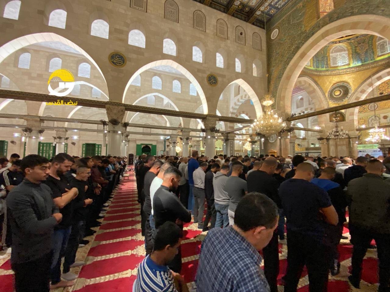 صلاة الفجر في الأقصى.jpg