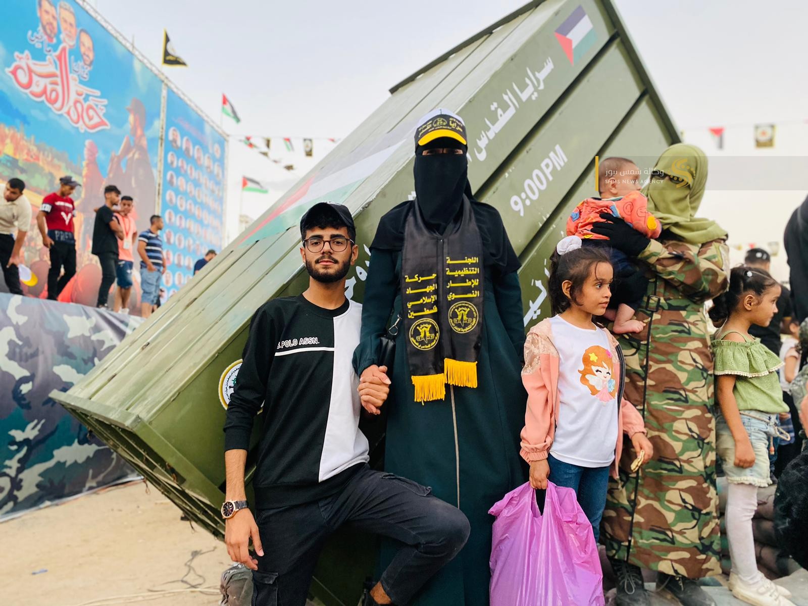 جماهير المقاومة تلتقط صور تذكارية مع راجمات سرايا القدس خلال مهرجان اتطلاقة حركة الجهاد الإسلامي.jfif