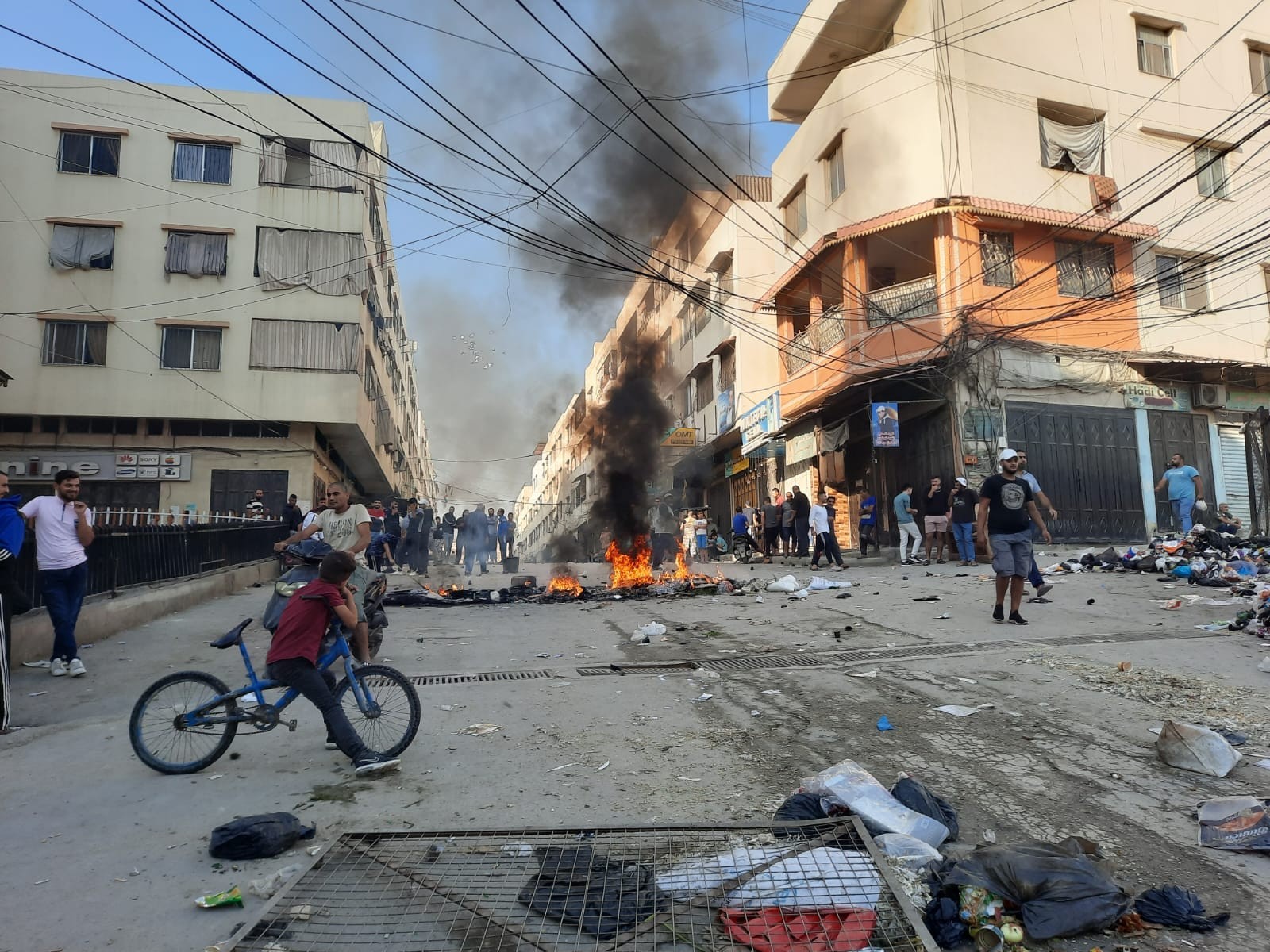 اغلاق الطرق في مخيم نهر البارد.jpg