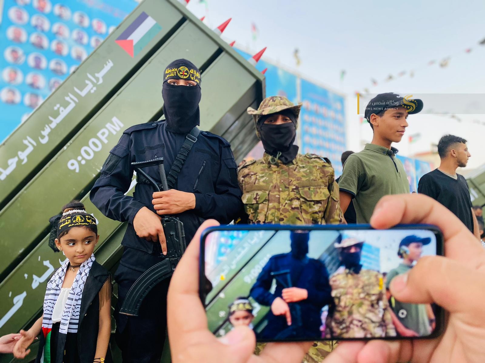 جماهير المقاومة تلتقط صور تذكارية مع راجمات سرايا القدس خلال مهرجان اتطلاقة حركة الجهاد الإسلامي  8.jfif