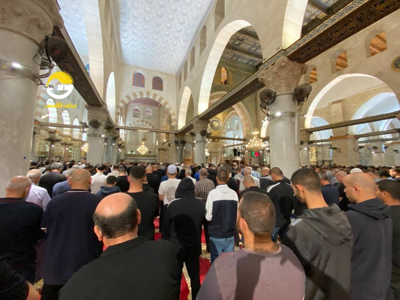 يلبون صلاة الفجر في الأقصى.jpg