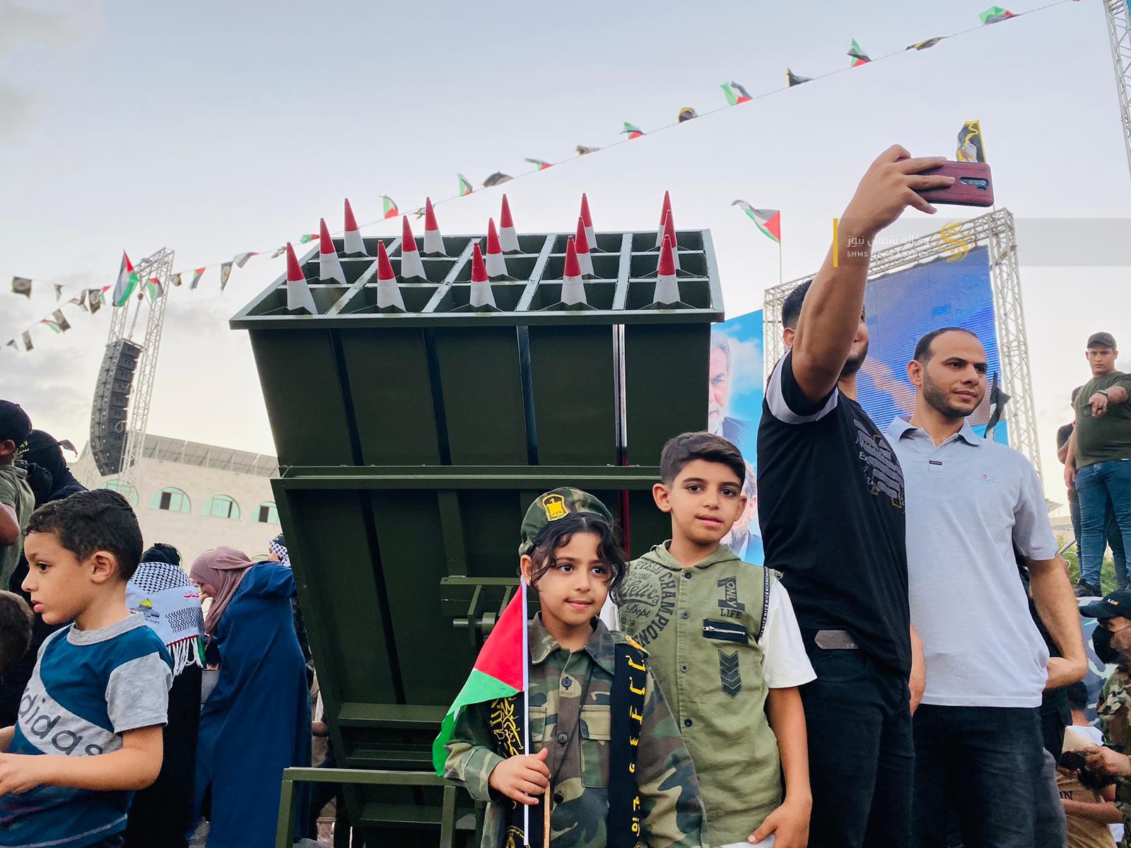 جماهير المقاومة تلتقط صور تذكارية مع راجمات سرايا القدس خلال مهرجان اتطلاقة حركة الجهاد الإسلامي  2.jfif