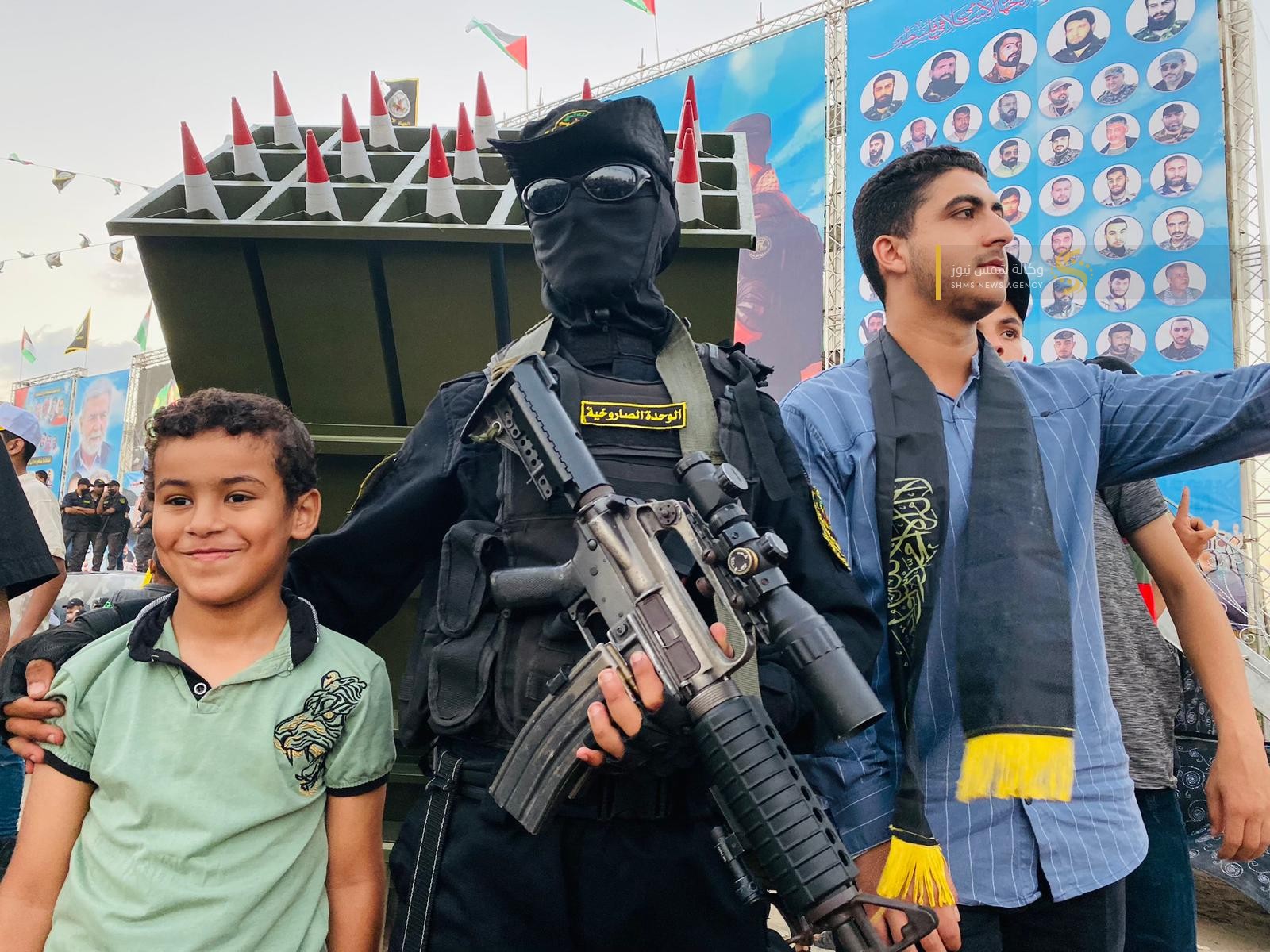 جماهير المقاومة تلتقط صور تذكارية مع راجمات سرايا القدس خلال مهرجان اتطلاقة حركة الجهاد الإسلامي  1.jfif