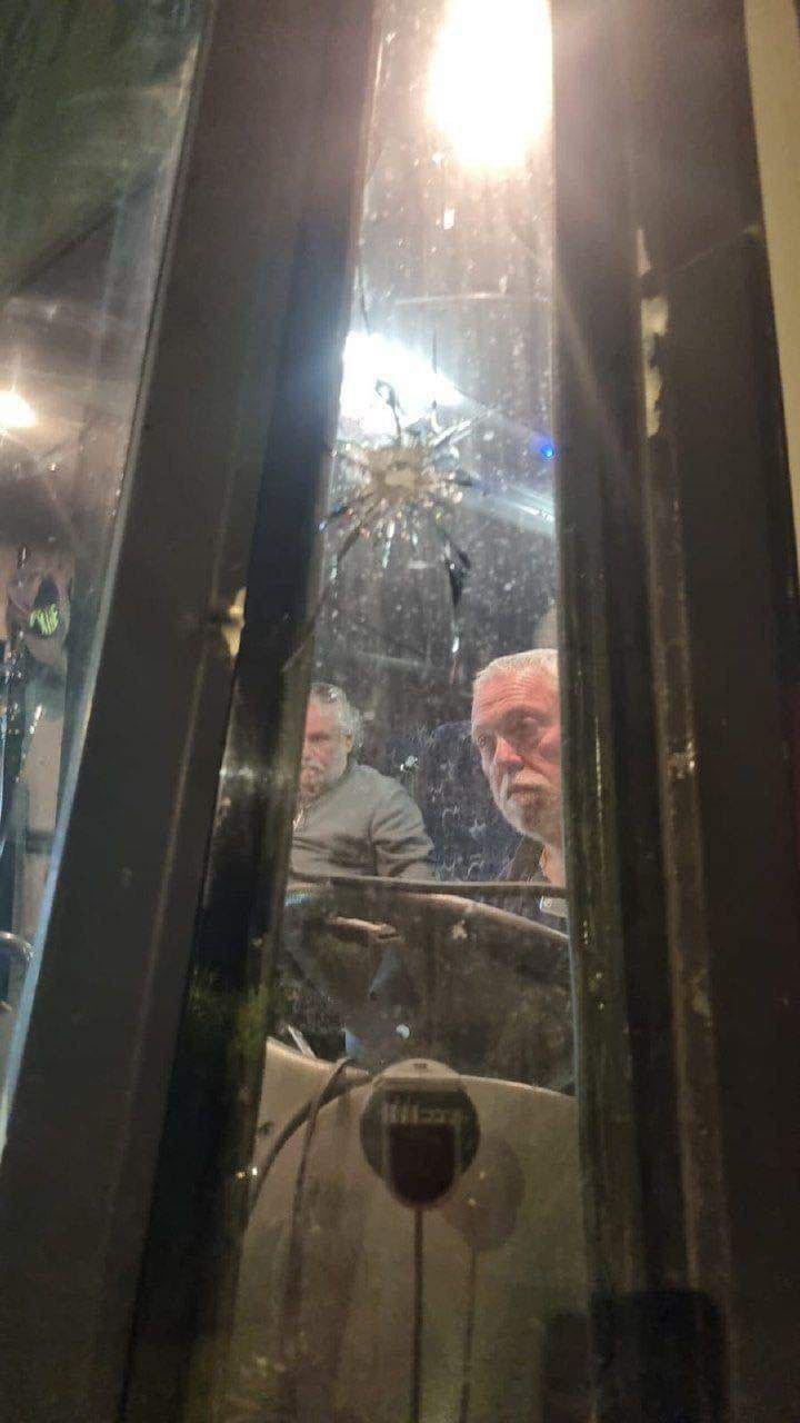 مباشر اصابة حافلة للمستوطنين بالرصاص في جنين.jpg