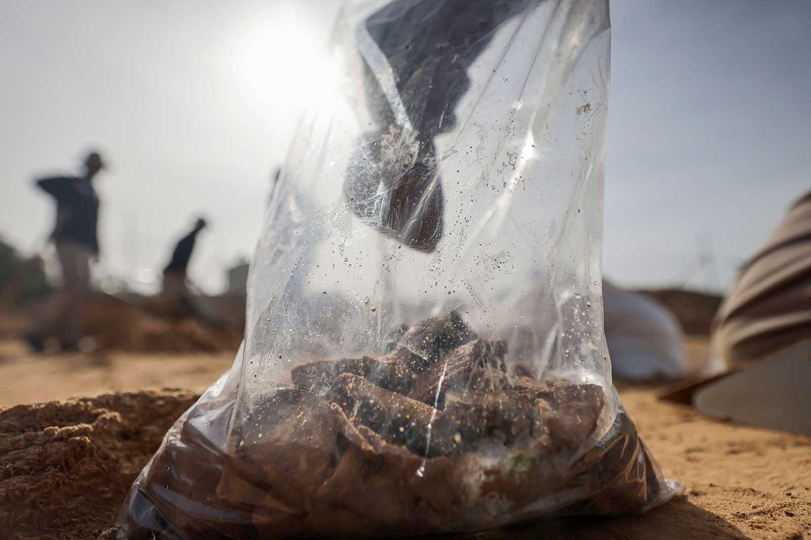 السياحة بغزة تعثر على قبور في الشاطئ.jpg