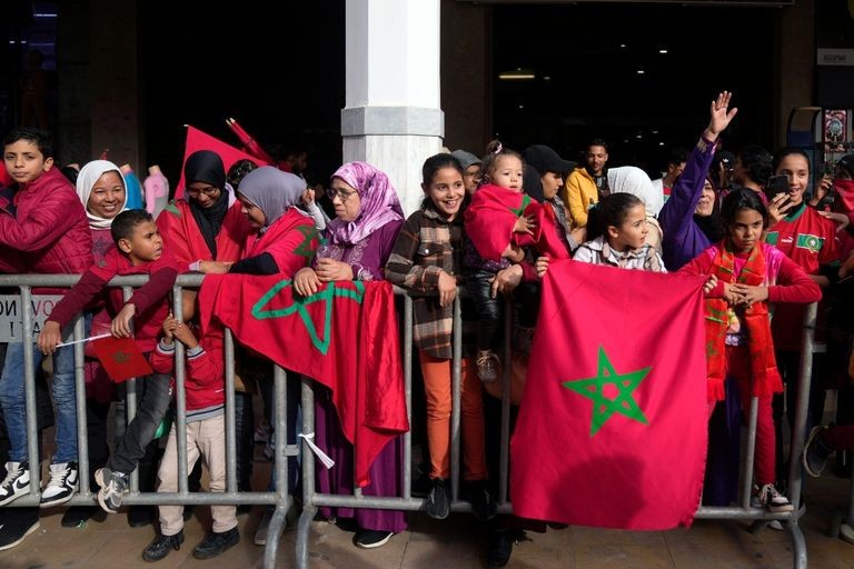 لحظة استقبال الشعب المغربي منتخب المغرب بعد انتهاء كاس العالم ٢٠٢٢ في قطر (3).jpeg