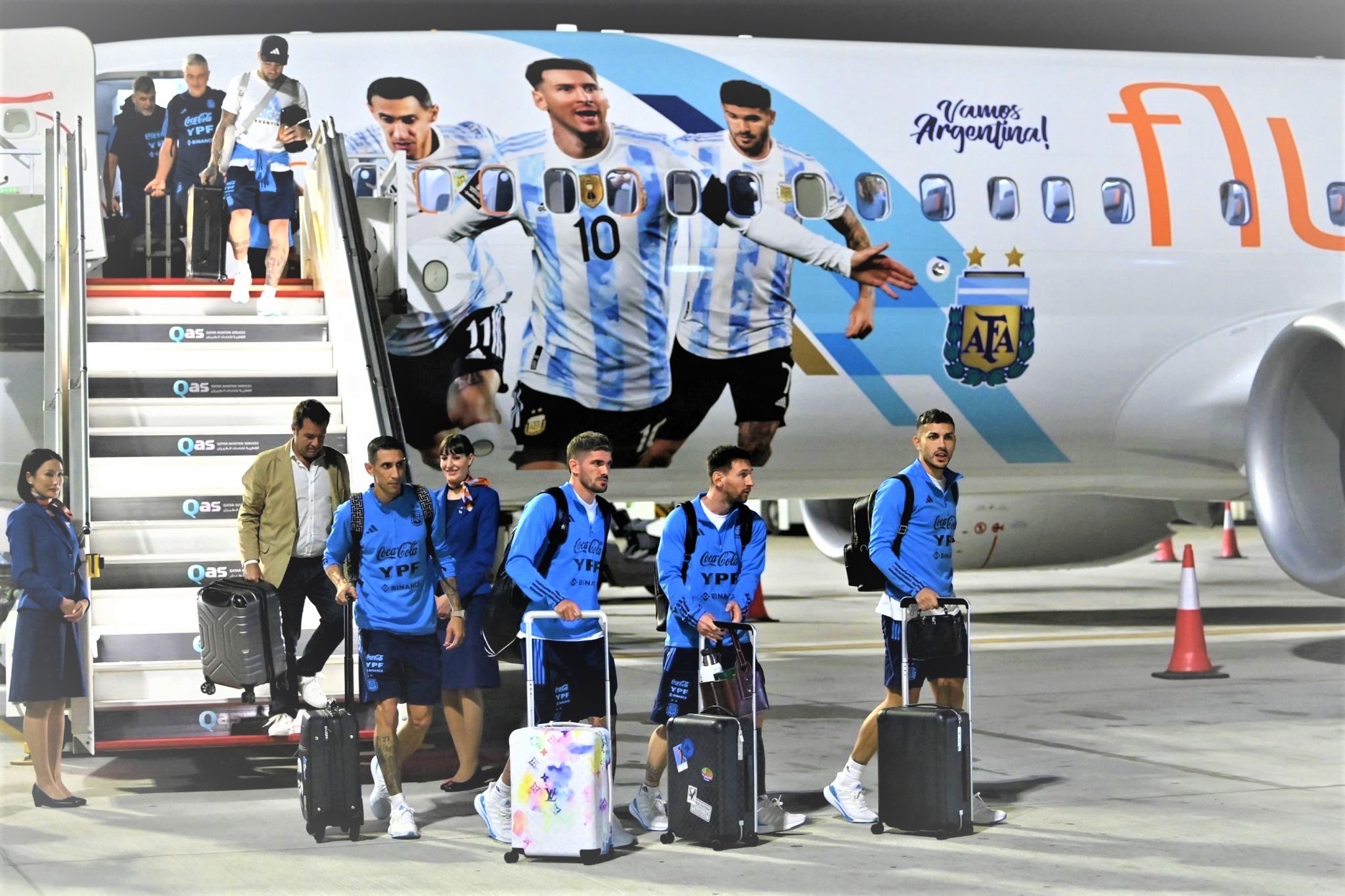 شاهد لحظة وصول منتخب الارجنتين للاحتفال بكأس العالم في الارجنتين 2022.jpg