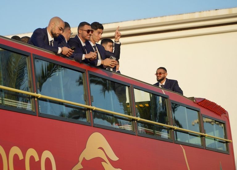 لحظة استقبال الشعب المغربي منتخب المغرب بعد انتهاء كاس العالم ٢٠٢٢ في قطر (1).jpeg