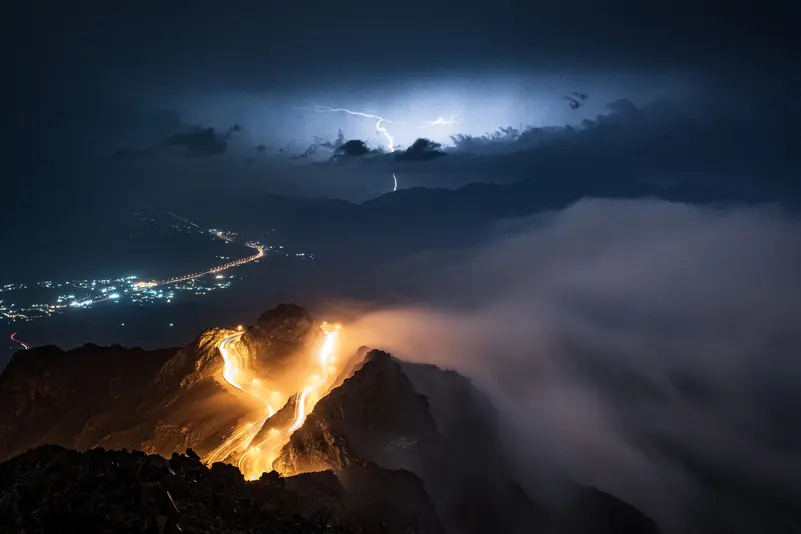 صور مذهلة للبرق في سماء مكة ليلة راس السنة 2023.webp