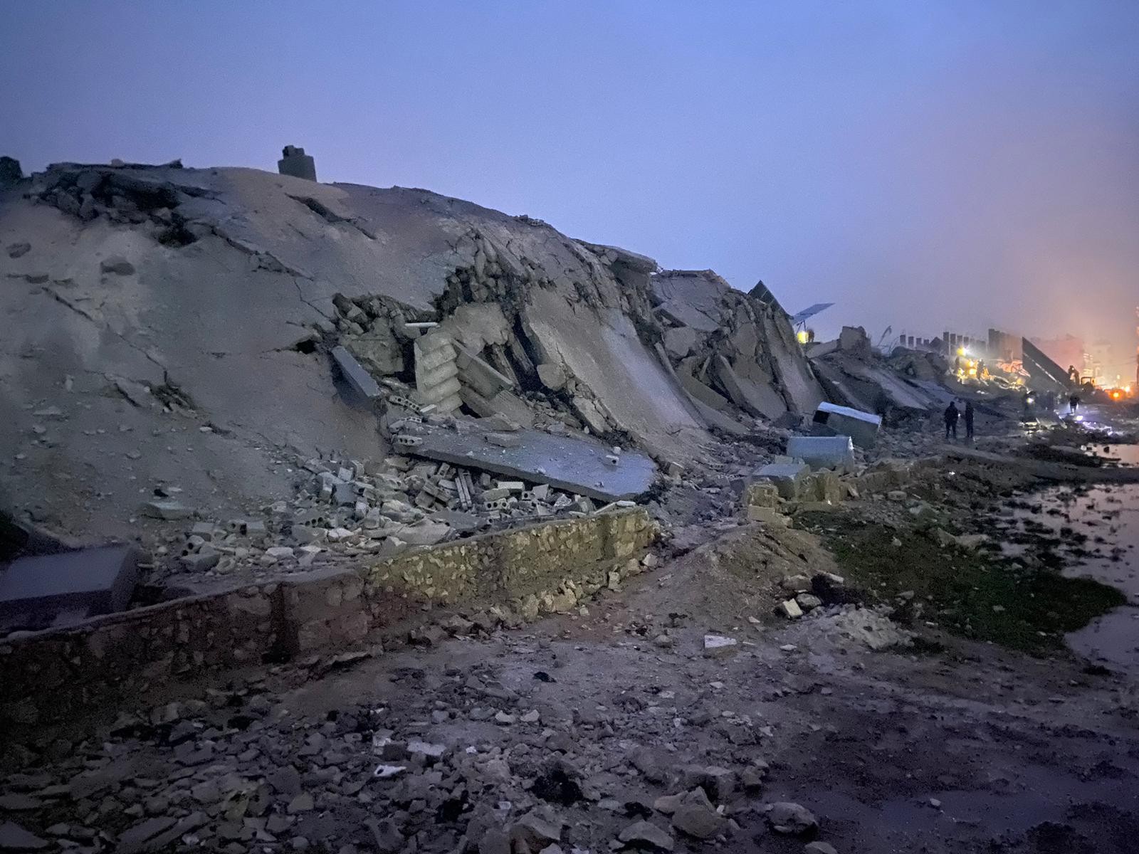 صور اثار الزلزال الذي ضرب سوريا.jpg