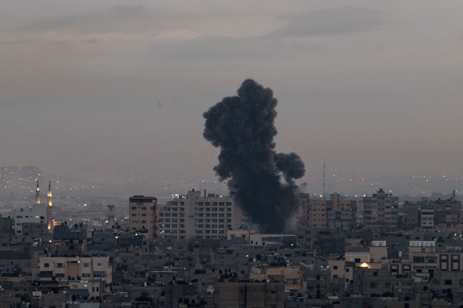 الطيران الحربي يقصف غزة (1).jfif