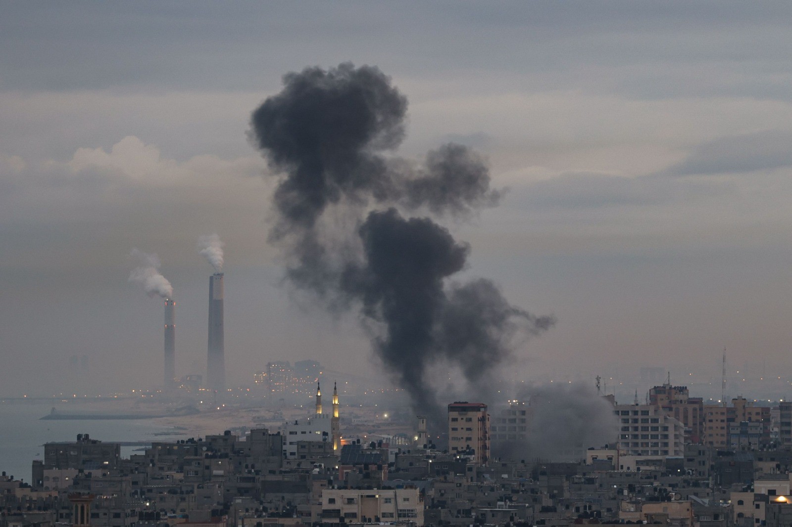 الطيران الحربي يقصف غزة (3).jfif