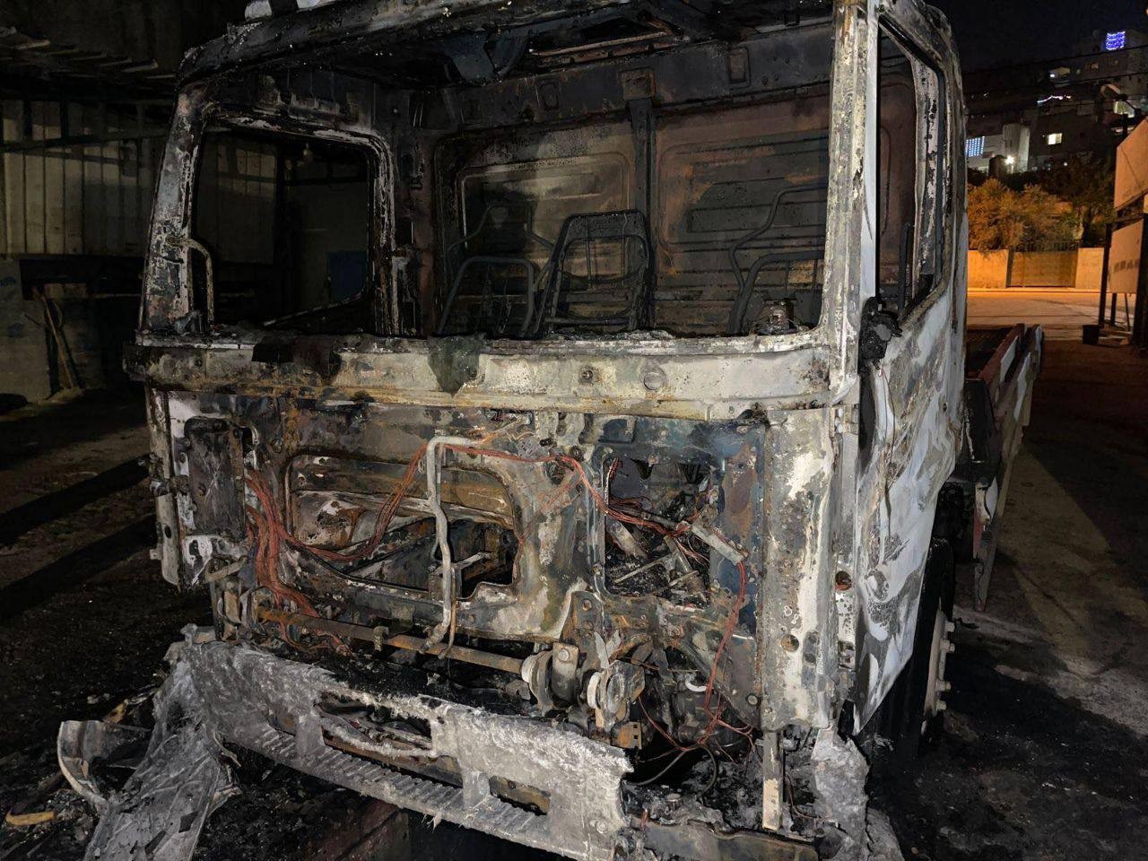 مستوطنون يحرقون مركبتين في بلدة حوارة جنوب نابلس 2.jpg