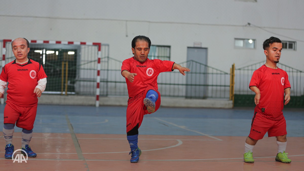 فريق قصار القامة لكرة القدم 3.jpg