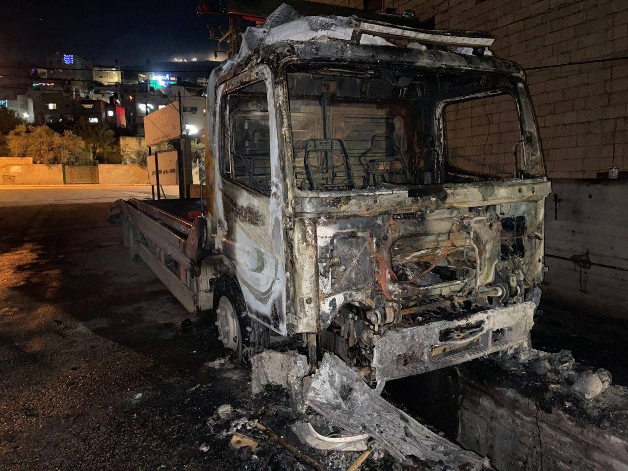 مستوطنون يحرقون مركبتين في بلدة حوارة جنوب نابلس 3.jpg