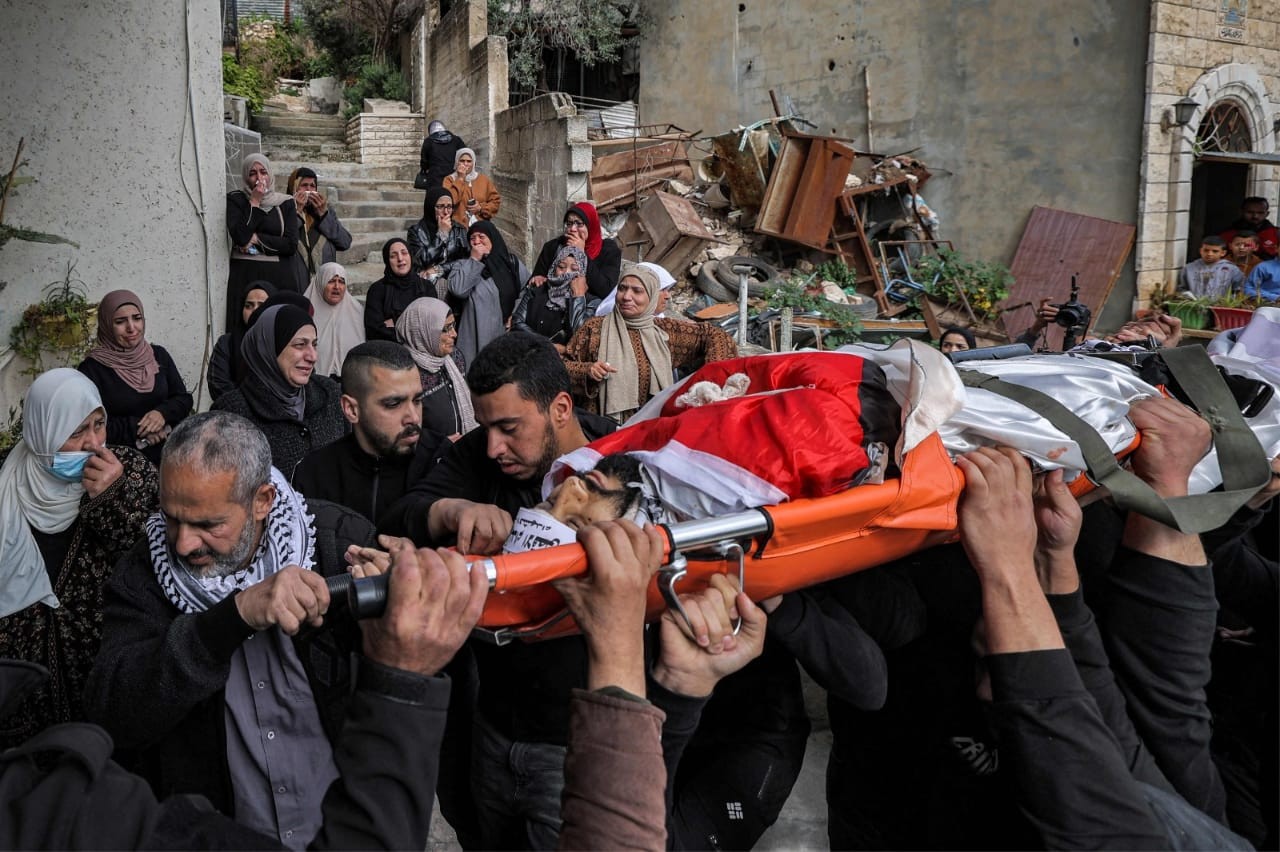 أهالي جنين يُشيعون جثامين شهداء المجزرة الإسرائيلية في جنين.jpg