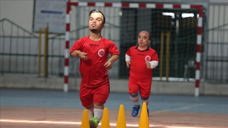 فريق قصار القامة لكرة القدم 1.jpg