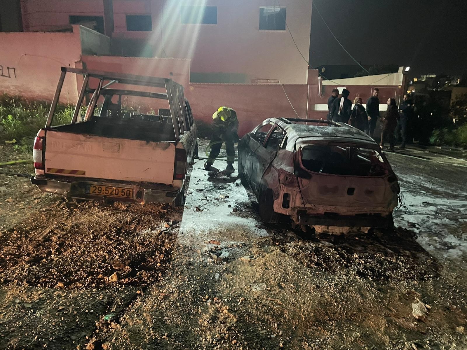 قطعان المستوطنين يحرقون سيارات فلسطينية في كفر قاسم بالداخل المحتل.jpg