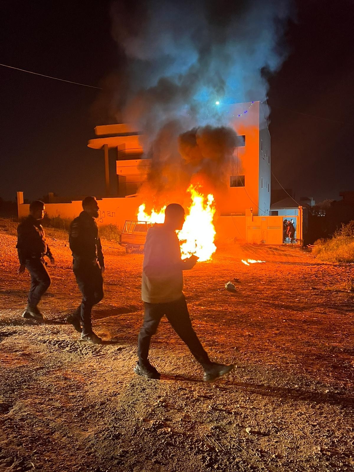 مستوطنون يحرقون سيارات فلسطينية.jpg