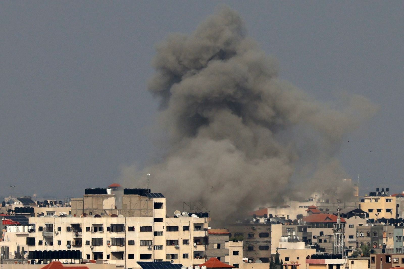 قصف إسرائيلي على شقة سكنية في حي النصر بغزة  3.jpg