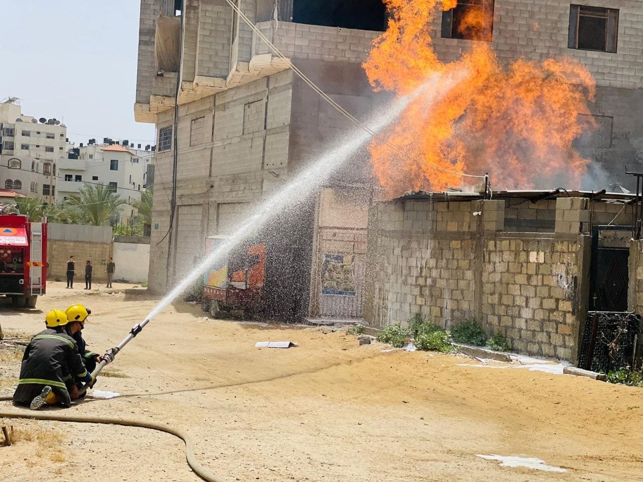 حريق في اسطوانات غاز بغزة.jpg