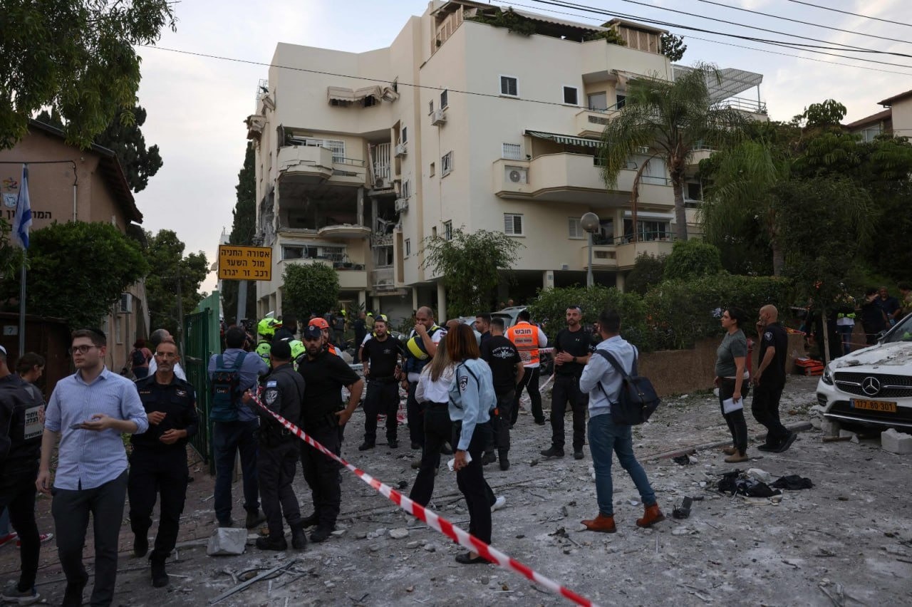 أثار الدمار الذي خلفته صواريخ المقاومة في تل أبيب ومستوطنات غلاف غزة.jpg