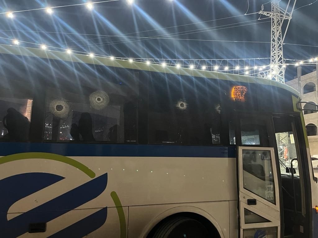 إصابة حافلة للمستوطنين بإطلاق نار - استهداف حافلة المستوطنين جنوب نابلس بالضفة.jpg