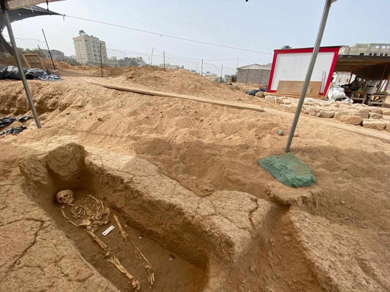 العثور على قبور المقبرة الرومانية في غزة.jpeg