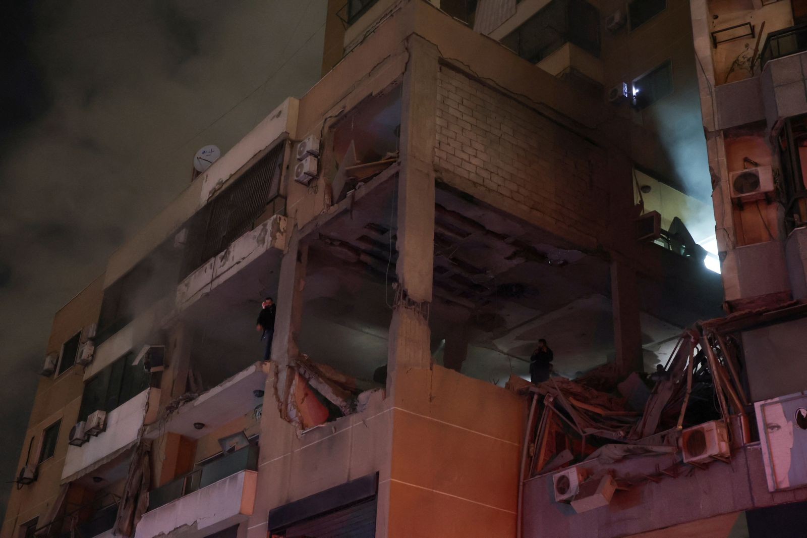 صور لآثار الانفجار الذي اُغتيل فيه نائب رئيس المكتب السياسي لحركة حماس الشيخ صالح العاروري 1.jpg