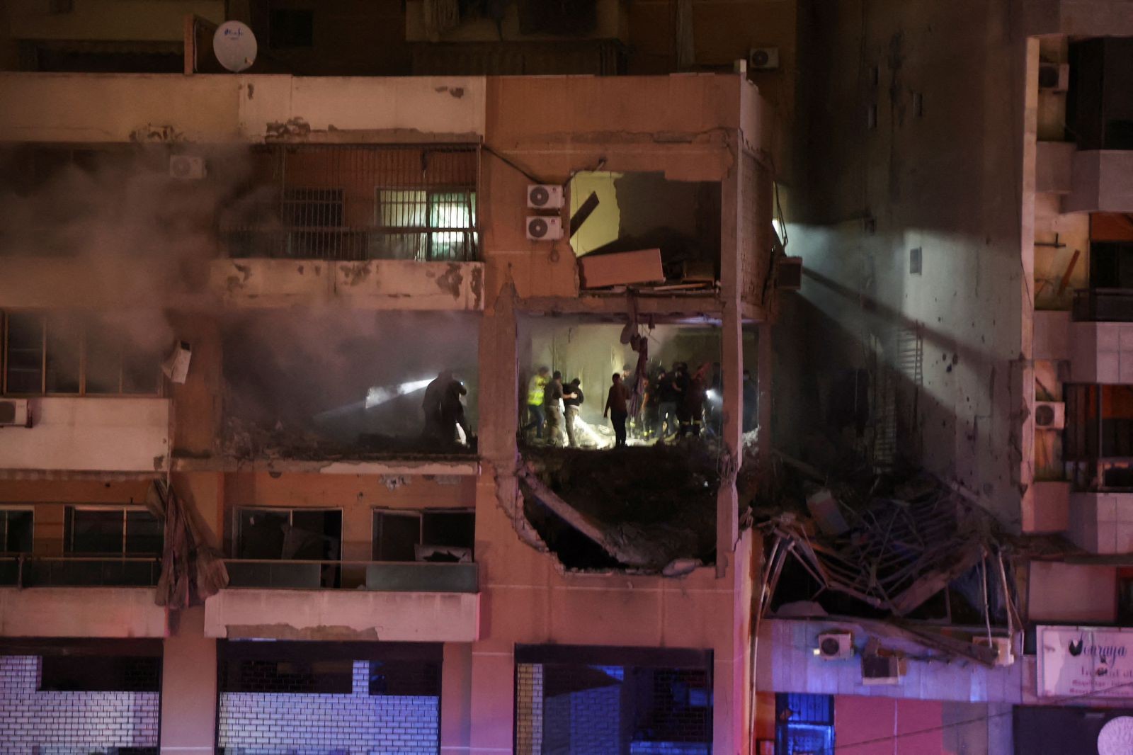 صور لآثار الانفجار الذي اُغتيل فيه نائب رئيس المكتب السياسي لحركة حماس الشيخ صالح العاروري في لبنان.jpg