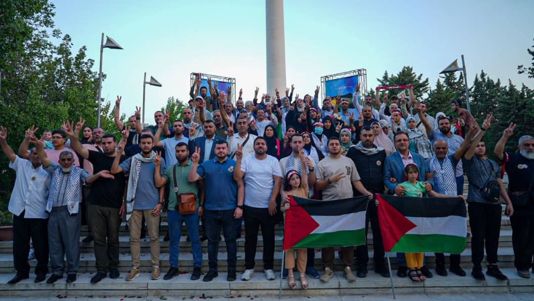 بحضور عوائل الشهداء في ايران رفع أكبر علم فلسطيني في العالم.Jpg