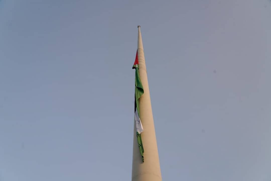 بحضور عوائل الشهداء في ايران رفع أكبر علم فلسطيني في العالم  1000 متر مربع.Jpg