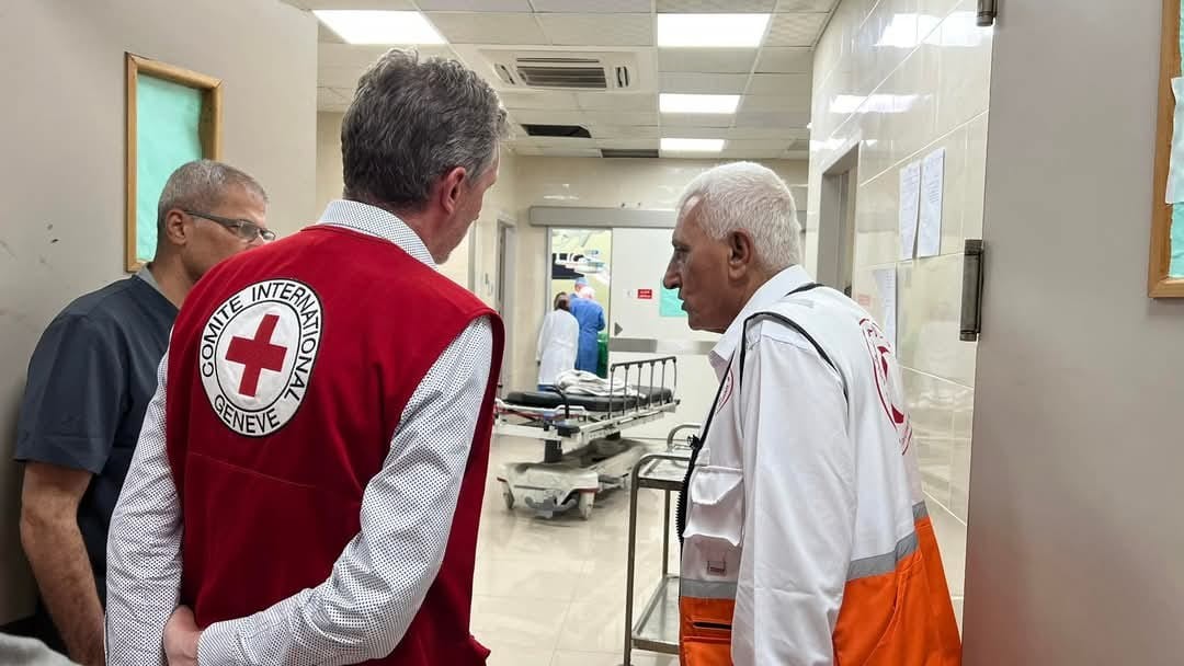 مدير الصليب الأحمر جوليان ليرسون يزور جمعية الهلال الأحمر الفلسطيني في غزة.jfif