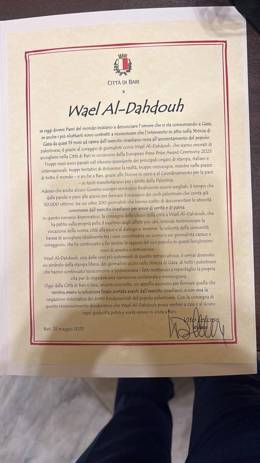 منح وسام الشجاعة للزميل وائل الدحدوح.jpg