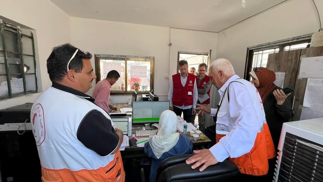 مدير الصليب الأحمر جوليان ليرسون يزور جمعية الهلال الأحمر الفلسطيني في غزة 7.jfif