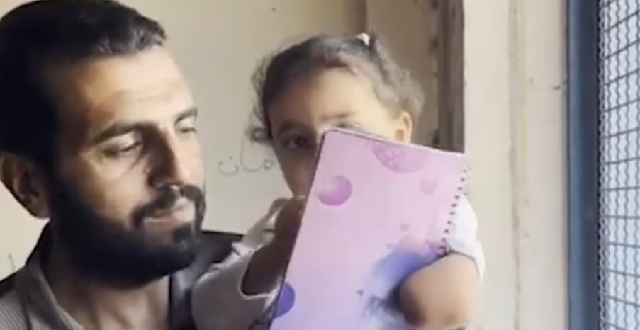 الطفلة تالا أبو عودة مبتورة اليد بسبب الحرب.jpg