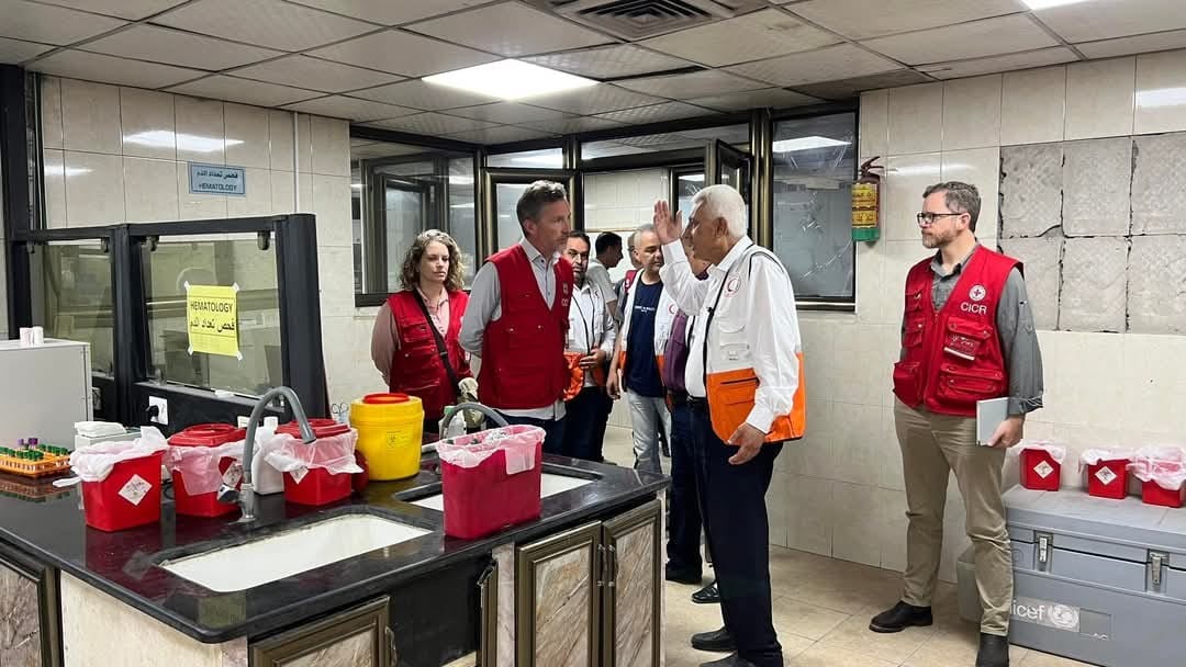 مدير الصليب الأحمر جوليان ليرسون يزور جمعية الهلال الأحمر الفلسطيني في غزة 3.jfif