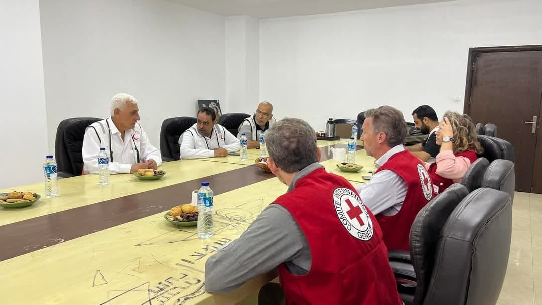 مدير الصليب الأحمر جوليان ليرسون يزور جمعية الهلال الأحمر الفلسطيني في غزة 11.jfif